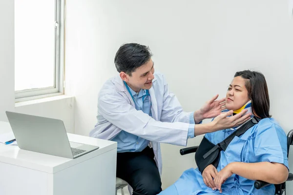 Asian Doctor Man Checking Condition Fat Woman Patient Injuries Arm — Fotografia de Stock