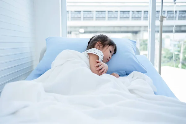 Ασιάτισσα Ασθενείς Κορίτσι Είναι Λυπημένος Και Ξαπλωμένος Στο Κρεβάτι Του — Φωτογραφία Αρχείου
