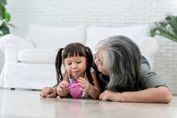 Азиатская Пожилая Бабушка Летняя Внучка Лежащая Полу Улыбаются Счастливы Отношениям — стоковое фото