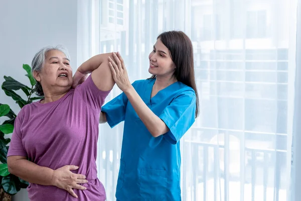 Φυσική Θεραπεύτρια Ασιάτισσα Που Κάνει Φυσιοθεραπεία Χεριών Για Ηλικιωμένη Γυναίκα — Φωτογραφία Αρχείου