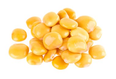 Beyaz arka planda izole edilmiş turşulu sarı lupin fasulyesi. Tournus, korunmuş lupinus. Üst görünüm.