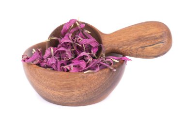 Kurumuş Echinacea çiçekleri ahşap kâse ve kaşıkta, beyaz arka planda izole edilmiş. Echinacea purpurea yaprakları. Şifalı bitkiler..