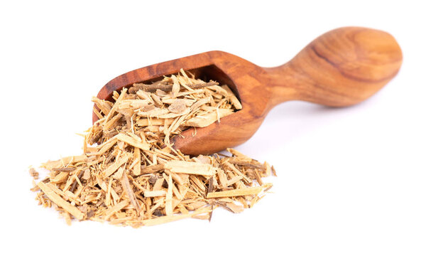 Muira Puama травяной чай в деревянной сенсации, изолированные на белом фоне. Натуральное дерево, лекарственное растение, сухой чай. Птихопеталум олакоид.