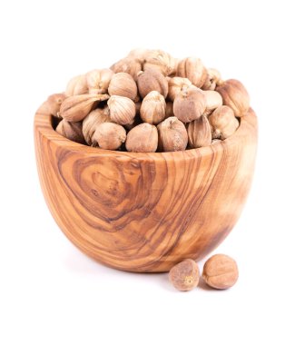 Beyaz arka planda izole edilmiş bir yığın beyaz kakule kabı. Kapulaga Jawa ya da Java kakule. Amomum kepulaga. Kesme yolu.