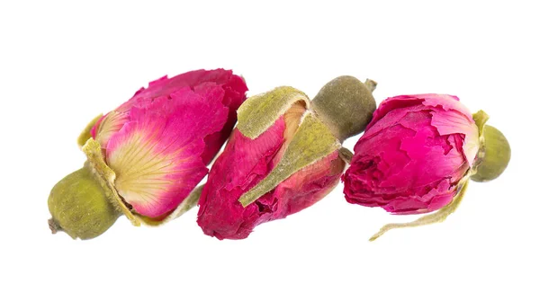 Montón de rosas secas de té brotes aislados sobre fondo blanco. Té de flor rosa. Ruta de recorte. —  Fotos de Stock