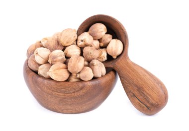 Tahta kase ve kaşıkta beyaz arka planda izole edilmiş bir yığın kakule. Kapulaga Jawa ya da Java kakule. Amomum kepulaga. Kesme yolu.