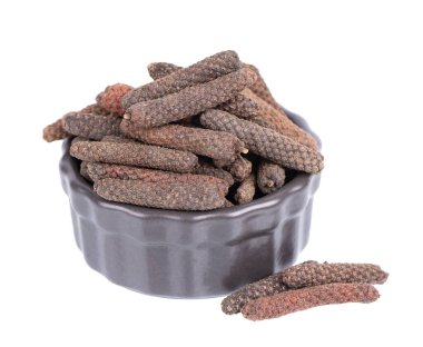 Siyah kasede uzun biber, beyaz arka planda izole. Pippali yığını mı yoksa kavalcı mı?.