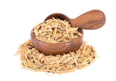 Tahta kase ve kaşıkta beyaz arka planda izole edilmiş Muira Puama bitkisel çayı. Doğal iktidar ağacı, şifalı bitki, kuru çay. Ptychopetalum olakoitler.