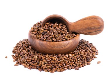 Beyaz arka planda izole edilmiş, tahta kâse ve kaşık içinde Cassia tora fasulyesi. Sicklepod ya da Senna obtusifolia. Kesme yolu.