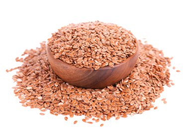 Tahta kasede kahverengi keten tohumu, beyaz arka planda izole. Kuru keten tohumu veya keten tohumu yığını.