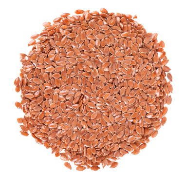 Kahverengi keten tohumu beyaz arka planda izole edilmiş. Kuru keten tohumu veya keten tohumu yığını. Üst görünüm.