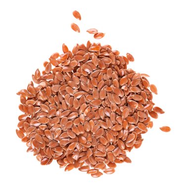 Kahverengi keten tohumu beyaz arka planda izole edilmiş. Kuru keten tohumu veya keten tohumu yığını. Üst görünüm.