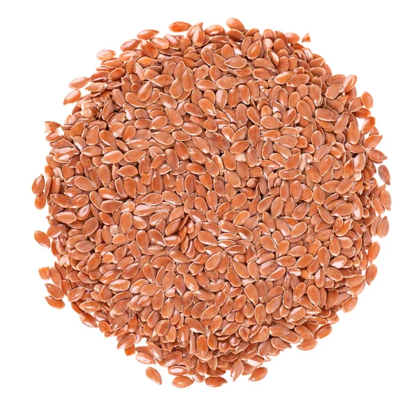 Kahverengi keten tohumu beyaz arka planda izole edilmiş. Kuru keten tohumu veya keten tohumu yığını. Üst görünüm.