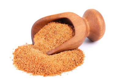 Beyaz arka planda izole edilmiş hindistan cevizi şekeri. Tahta kepçe içinde rafine edilmemiş hindistan cevizi palmiye şekeri.