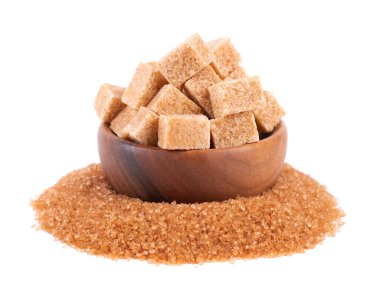 Tahta kasede esmer şeker, beyaz arka planda izole. Çubuk şeker kristalleri ve şeker küpleri..