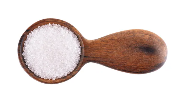 Açúcar granulado em colher de madeira, isolado sobre fundo branco. Açúcar branco. Vista superior. — Fotografia de Stock