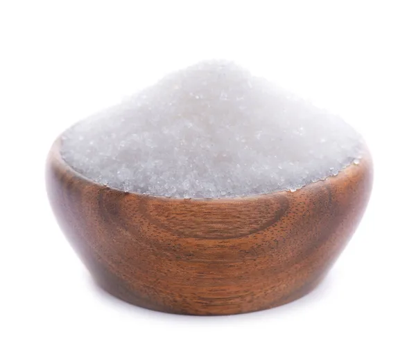 Granulovaný cukr v dřevěné misce, izolovaný na bílém pozadí. Bílý cukr. — Stock fotografie