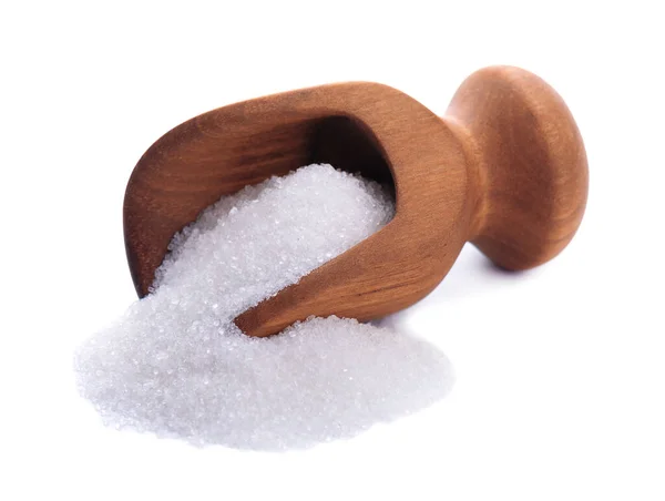 Açúcar granulado em colher de madeira, isolado sobre fundo branco. Açúcar branco. — Fotografia de Stock