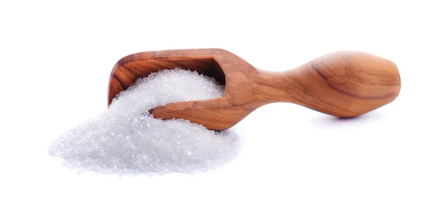 Granulovaný cukr v dřevěné kopuli, izolovaný na bílém pozadí. Bílý cukr. — Stock fotografie