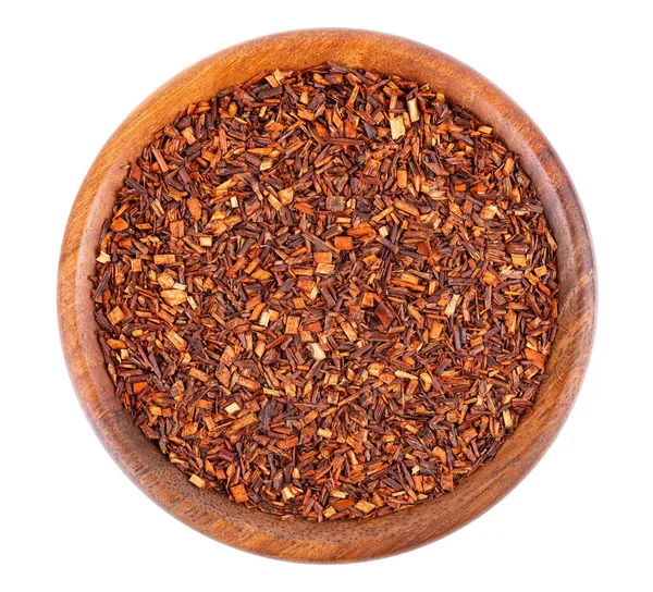 Rooibos rött te i träskål, isolerad på vit bakgrund. Traditionellt örtte och ekologiskt te. Ovanifrån. — Stockfoto