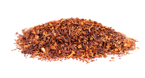 Rooibos rode thee, geïsoleerd op witte achtergrond. Traditionele kruidenthee en biologische thee. — Stockfoto