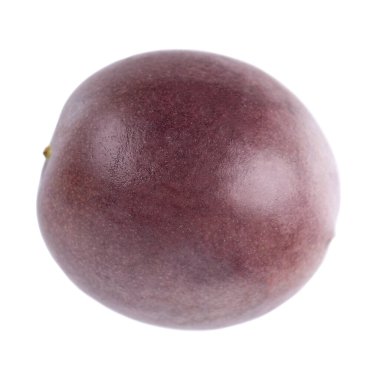 Beyaz arka planda izole edilmiş tutku meyveleri. Tam tutku meyvesi ya da marakuya, egzotik meyve. Kesme yolu