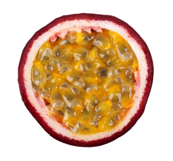 Плоди пристрасті ізольовані на білому тлі. Шматочок плодів пристрасті або маракуї, екзотичні фрукти. Відсічний контур. Вид зверху . — стокове фото
