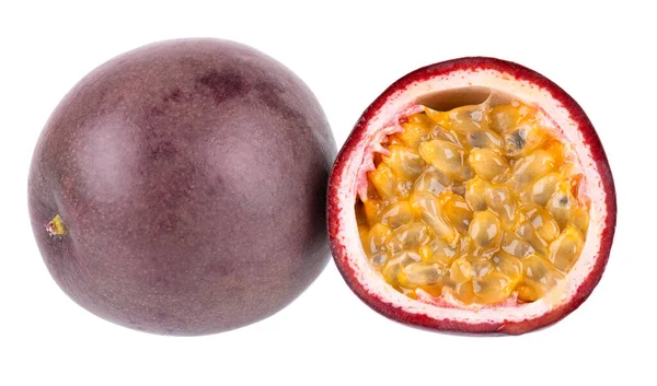 Passionsfrucht isoliert auf weißem Hintergrund. Passionsfrucht oder Maracuya, exotische Frucht. Steilpfad. — Stockfoto