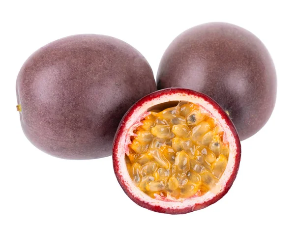 Плоди пристрасті ізольовані на білому тлі. Пристрасний фрукт або маракуя, екзотичні фрукти. Відсічний контур . — стокове фото