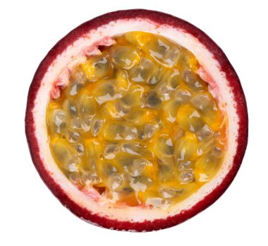 Beyaz arka planda izole edilmiş tutku meyveleri. Bir dilim çarkıfelek meyvesi ya da marakuya, egzotik meyve. Kesme yolu. Üst görünüm.