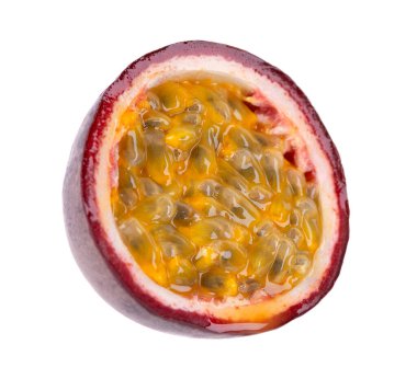 Beyaz arka planda izole edilmiş tutku meyveleri. Passionfruit veya maracuya 'nın yarısı, egzotik meyveler. Kesme yolu.