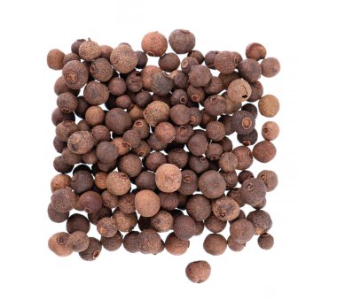 Allspice yığını beyaz arkaplanda izole edildi. Jamaika biberi, böğürtlen, baharatlı biber ya da mersin biberi. Üst görünüm.