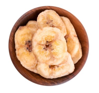 Tahta kasede muz cipsi, beyaz arka planda izole edilmiş. Kurutulmuş meyve. Üst Görünüm