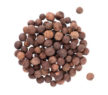 Allspice yığını beyaz arkaplanda izole edildi. Jamaika biberi, böğürtlen, baharatlı biber ya da mersin biberi. Üst görünüm