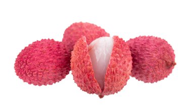 Lychee meyvesi beyaz arka planda izole edilmiş. Tropik egzotik taze olgun meyve. Litchi chinensis. Kesme yolu