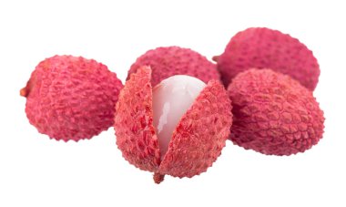 Lychee meyvesi beyaz arka planda izole edilmiş. Tropik egzotik taze olgun meyve. Litchi chinensis. Kesme yolu.
