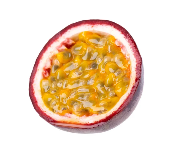 Плоди пристрасті ізольовані на білому тлі. Половина плодів пристрасті або маракуйї, екзотичні фрукти. Відсічний контур . — стокове фото