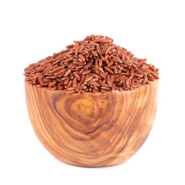 Kırmızı pirinç zeytin kabında izole edilmiş, beyaz arka planda. Tam tahıllı, kahverengi pirinç..