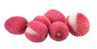 Lychee meyvesi beyaz arka planda izole edilmiş. Tropik egzotik taze olgun meyve. Litchi chinensis. Kesme yolu