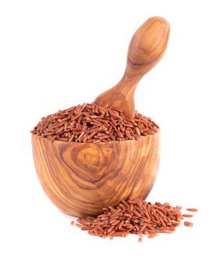 Kırmızı pirinç zeytin kâsesine izole edilmiş ve beyaz arka planda kepçe. Tam tahıllı, kahverengi pirinç.