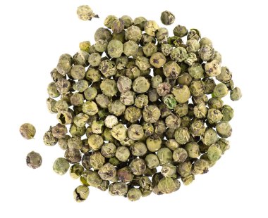 Beyaz arka planda izole edilmiş yeşil biberler. Organik baharat. Kuru yeşil biber taneciği. Üst görünüm