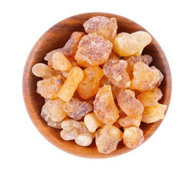 Tütsü reçinesi ahşap kasede, beyaz arka planda izole edilmiş. Doğal tütsü yığını Olibanum. Tütsü. Üst görünüm