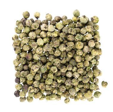 Beyaz arka planda izole edilmiş yeşil biberler. Organik baharat. Kuru yeşil biber taneciği. Üst görünüm