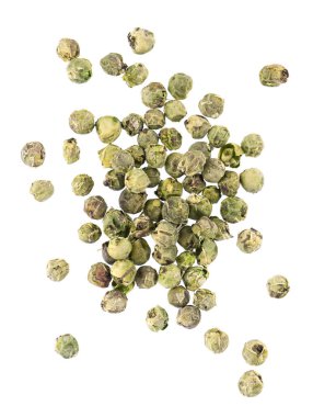 Beyaz arka planda izole edilmiş yeşil biberler. Organik baharat. Kuru yeşil biber taneciği. Üst görünüm