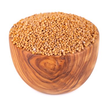 Zeytin kabında hardal tohumları, beyaz arka planda izole edilmiş. Kuru hardal taneleri yığını