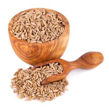 Beyaz arka planda izole edilmiş çavdar taneleri. Zeytin kasesinde çavdar tohumu ve kepçe. Kuru çavdar taneleri.