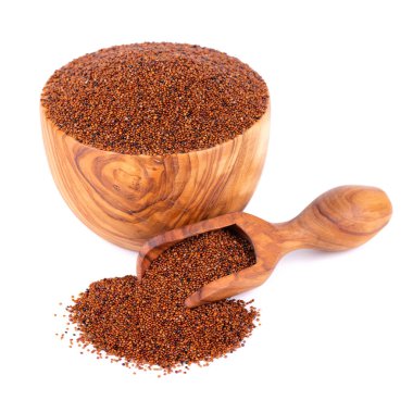 Beyaz arka planda izole edilmiş kanihua taneleri. Zeytin kâsesinde bir yığın qaniwa ve kepçe. Chenopodium pallidicaule 'un kuru taneleri