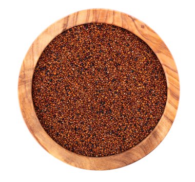 Beyaz arka planda izole edilmiş kanihua taneleri. Zeytin kabında bir yığın qaniwa. Chenopodium pallidicaule 'un kuru taneleri. Üst görünüm