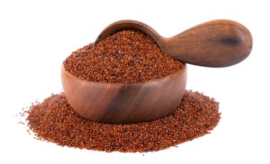 Beyaz arka planda izole edilmiş kanihua taneleri. Tahta kase ve kaşıkta qaniwa yığını. Chenopodium pallidicaule 'un kuru taneleri