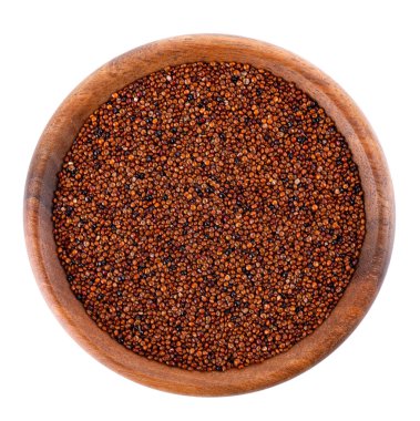 Beyaz arka planda izole edilmiş kanihua taneleri. Tahta kasede bir yığın qaniwa. Chenopodium pallidicaule 'un kuru taneleri. Üst görünüm